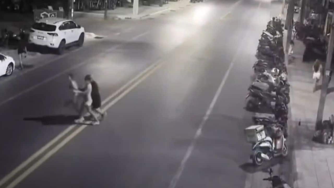 Нелицензированный водитель биметаллического BMW сбивает трансженщину в Пхукете, поднимая уроненный телефон