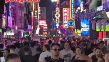 Нет места для передвижения, так как толпы во время Сонгкрана заполняют Паттайя Уолкинг Стрит