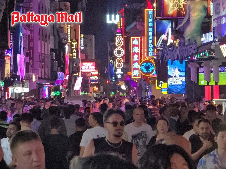 Нет места для передвижения, так как толпы во время Сонгкрана заполняют Паттайя Уолкинг Стрит