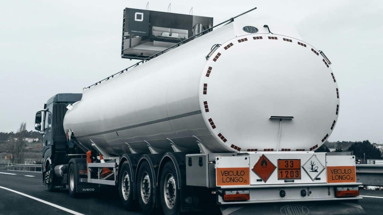 Нефтяные компании отвергли планы подать в суд на правительство из-за контроля цен на дизельное топливо.