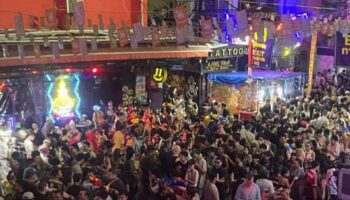 Ночные сцены усиливаются на улице Каосан в Бангкоке, так как толпы на Сонгкран продолжают расти