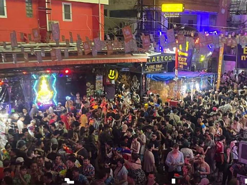 Ночные сцены усиливаются на улице Каосан в Бангкоке, так как толпы на Сонгкран продолжают расти