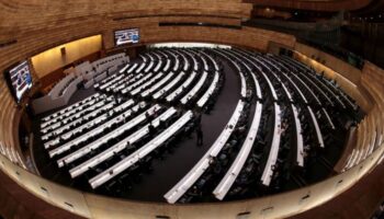 Пенсии законодателей вызывают большие споры