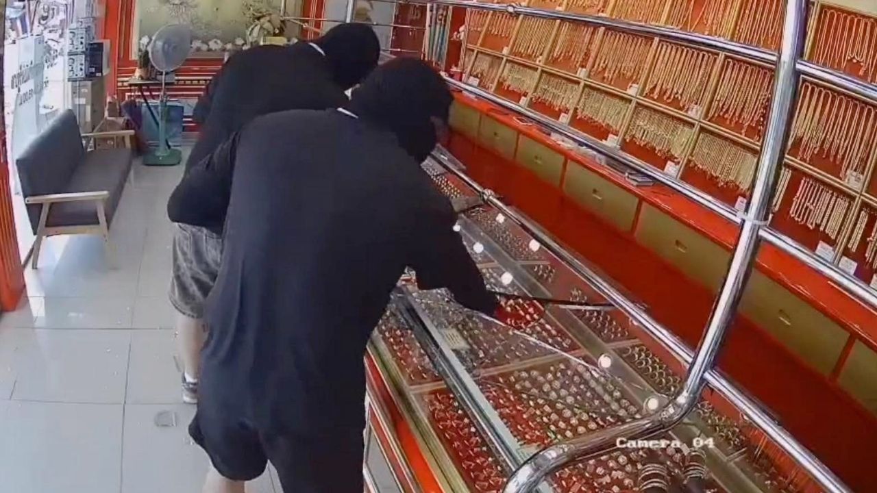 Подозреваемые в ограблении золотого магазина в Китае были выданы окурками сигарет