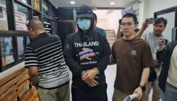 Полиционер, обвиняемый в убийстве, обвиняется в оскорблении арестовавшего офицера