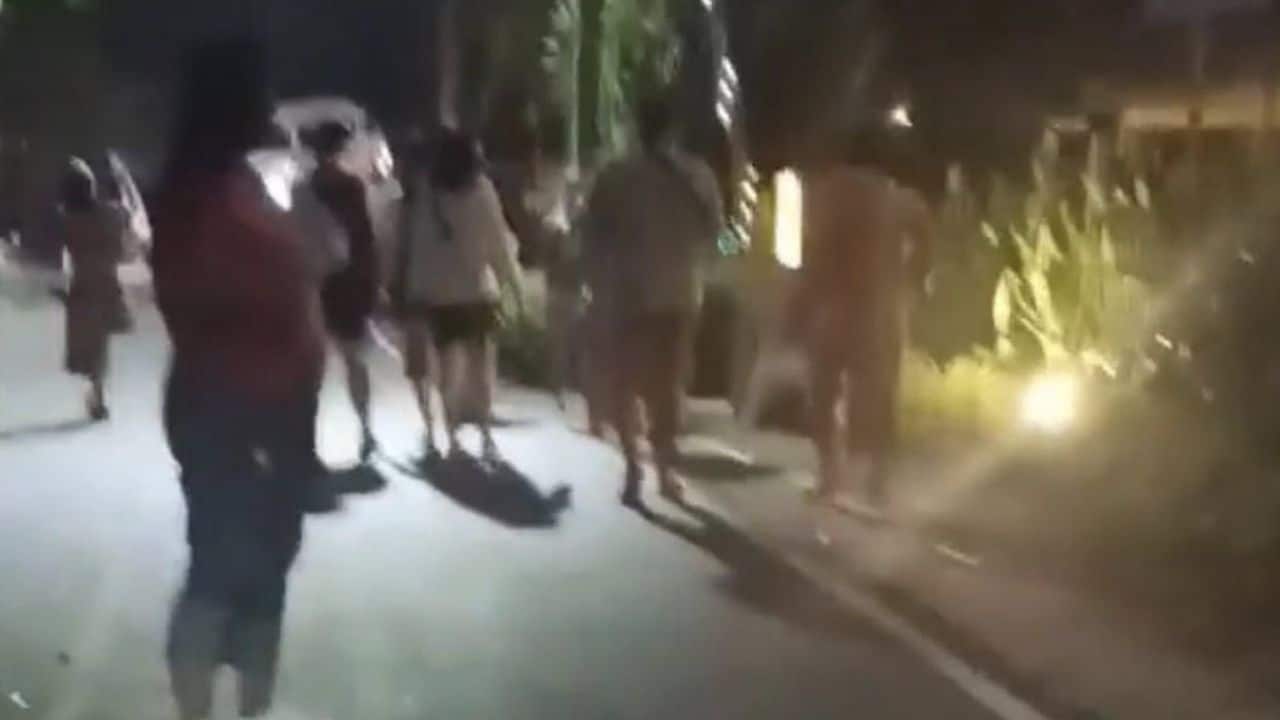 Полиция сталкивается с критикой за то, что позволила двум иностранцам гулять голыми по дороге на Пхукете