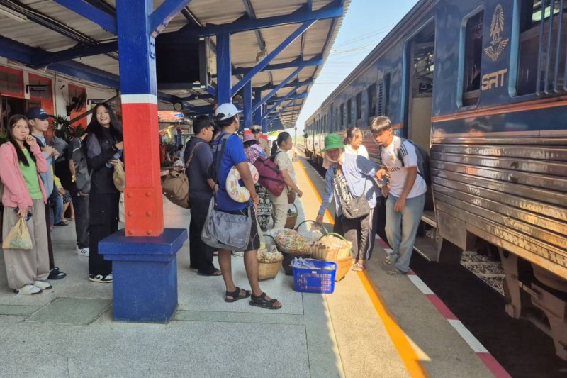 Праздничная острая проблема возвращения на Сонгкран переходит на поезда, так как цены на топливо взлетают.