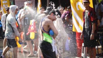 Премьер-министр поздравляет нацию с радостным праздником