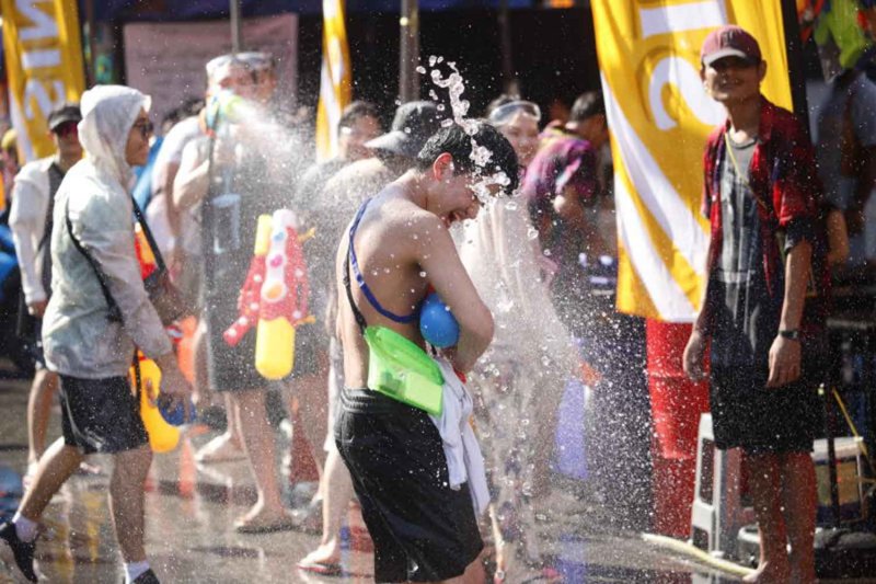 Премьер-министр поздравляет нацию с радостным праздником