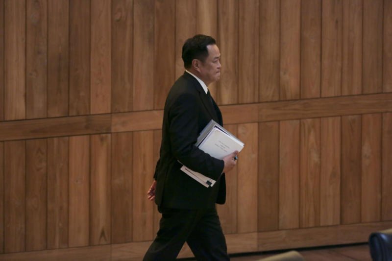 Премьер уклоняется от вопросов о юридических действиях со стороны переработчиков