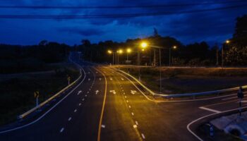Свет на «низкорисковых» сельских дорогах будет уменьшен, чтобы сэкономить энергию