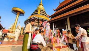 Сонгкран Тайланд: Вечная традиция водных боев через поколения
