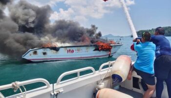 Спидбот пхукетской компании загорелся в бухте Ао-Макхам