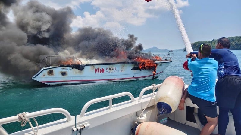 Спидбот пхукетской компании загорелся в бухте Ао-Макхам