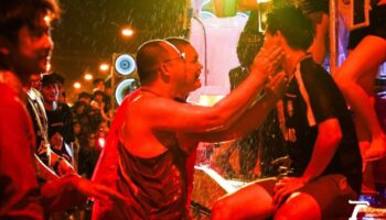 Старший монах подвергся выговору за 'неприемлемое' развлечение во время Сонгкрана