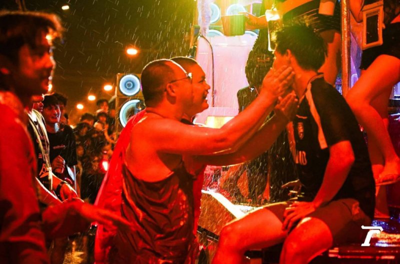 Старший монах подвергся выговору за 'неприемлемое' развлечение во время Сонгкрана