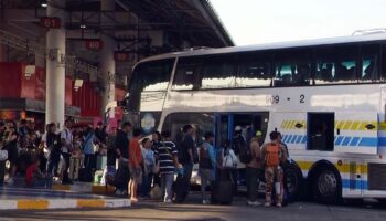 Стоимость топлива заставляет путешественников на Сонгкран выбирать автобусы, так как Mor Chit 2 наблюдает огромное скопление людей.