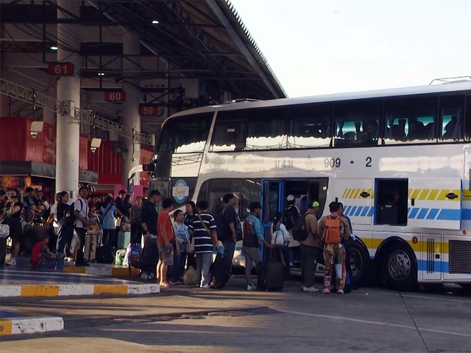 Стоимость топлива заставляет путешественников на Сонгкран выбирать автобусы, так как Mor Chit 2 наблюдает огромное скопление людей.