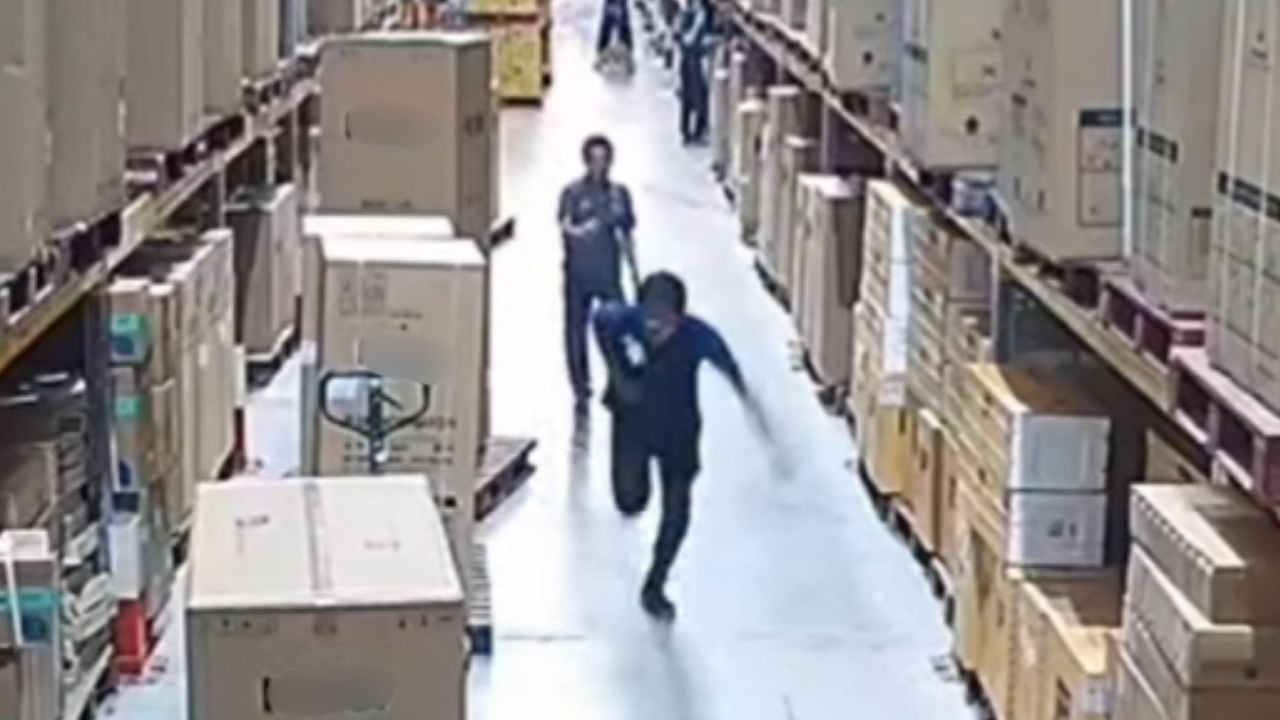 Таец сбежал после стрельбы по коллеге на складе в Пхукете