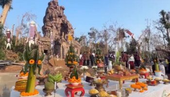 Таиланд почитает павших солдат в храме Та Квай, стремясь возродить наследие вдоль границы