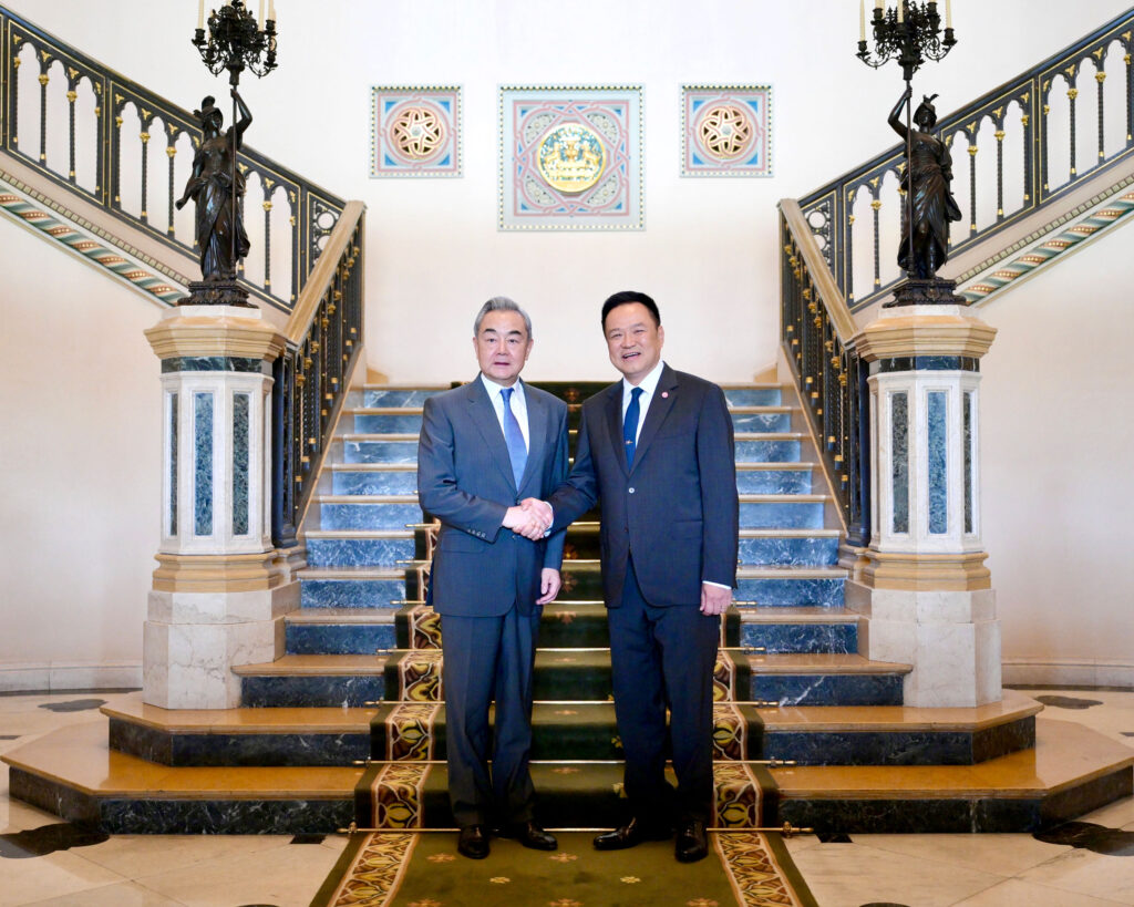 Таиланд усиливает стратегическое туристическое партнерство с Китаем во время визита Ван И и встречи с тайским премьер-министром