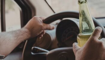 Тайская полиция сообщает о 2 617 случаях вождения в состоянии алкогольного опьянения по мере начала Сонгкрана