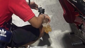 Тайская школьница прыгает с движущегося мотоцикла, чтобы убежать от водителя Bolt