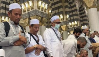 Тайские паломники посещают мечеть Аль-Набави в Медине перед хаджем