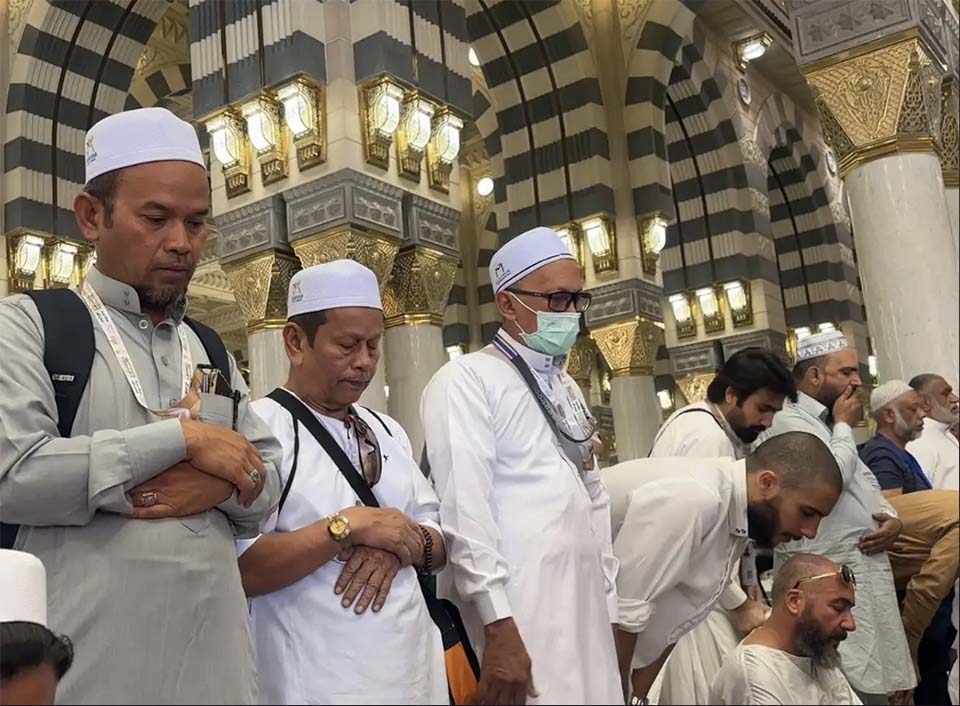 Тайские паломники посещают мечеть Аль-Набави в Медине перед хаджем