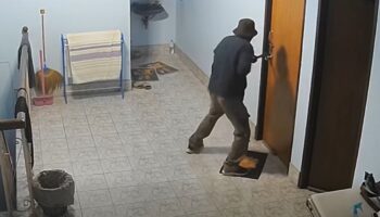 Тайский мужчина помогает ворам воровать золото у своего племянника.