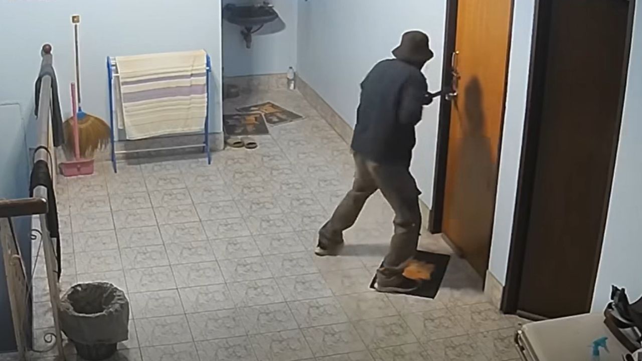 Тайский мужчина помогает ворам воровать золото у своего племянника.