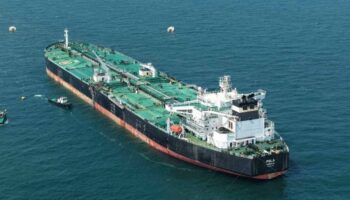 Танкер, задержанный на Ближнем Востоке, прибыл в Чонбури.