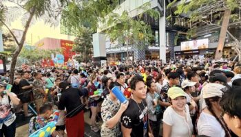 Толпы на Сонгкране в Бангкоке почти удваиваются до 5 миллионов, поскольку увеличивается количество отходов, пожаров и дорожно-транспортных происшествий.