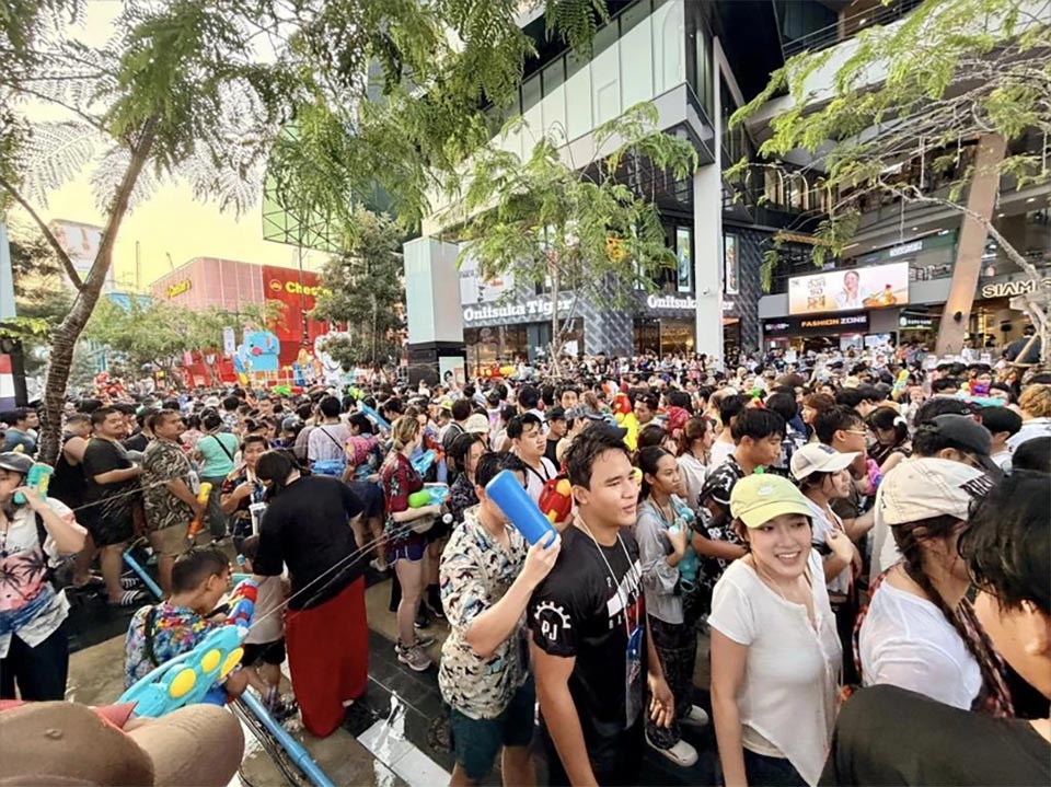 Толпы на Сонгкране в Бангкоке почти удваиваются до 5 миллионов, поскольку увеличивается количество отходов, пожаров и дорожно-транспортных происшествий.