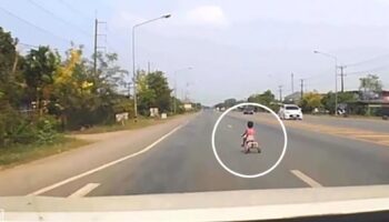 Трёхлетний ребёнок на трехколёсном велосипеде забрел на高速ную дорогу в Нонг-Хай, секунды от трагедии