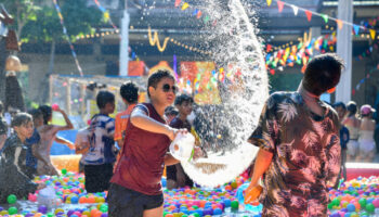 Фестиваль Сонгкран в Таиланде в 2026 году ожидает收入 в размере 30,35 миллиарда бат.