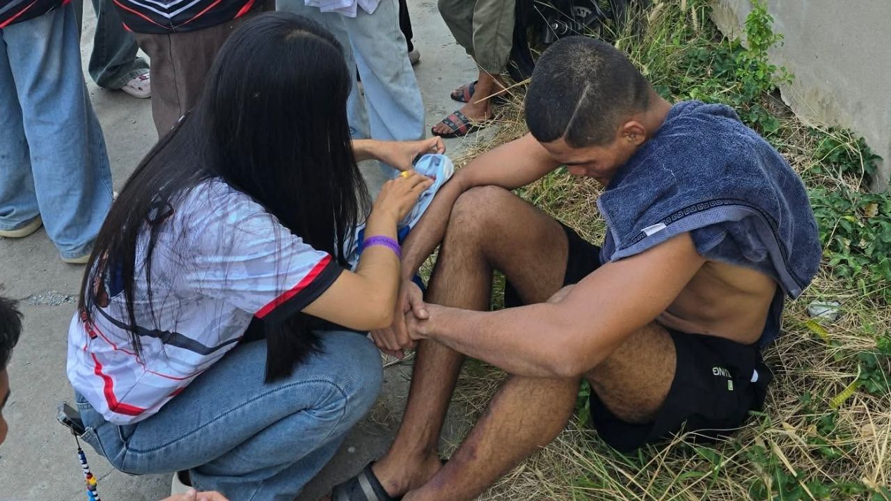 Член боксерской команды предположительно предлагает подмешанный напиток тайскому боксеру перед боем