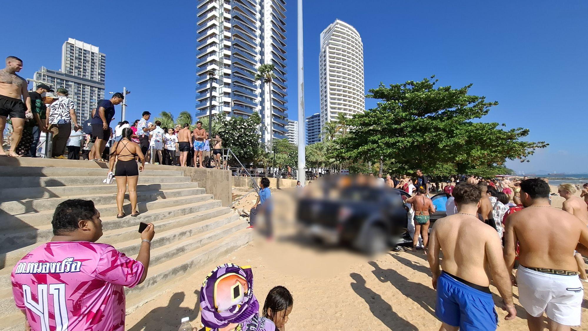 Шведский мужчина врезался на грузовике в пляж Паттайи, ранив туриста