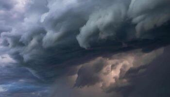 Шторм в Удонтхане убивает охотника на лягушек, разрушает 40 домов