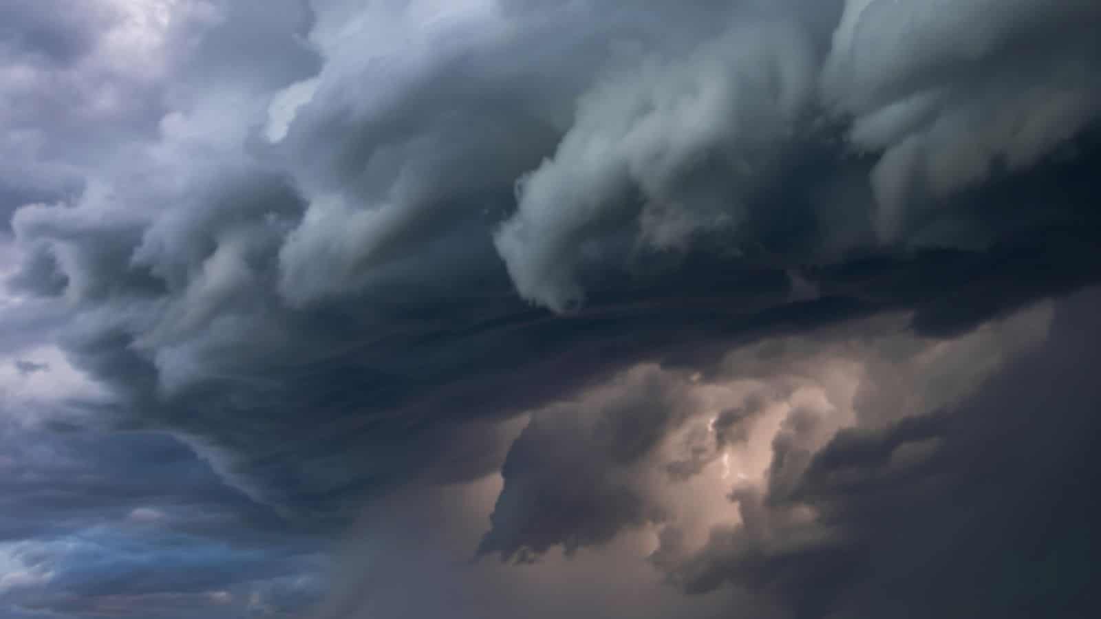 Шторм в Удонтхане убивает охотника на лягушек, разрушает 40 домов