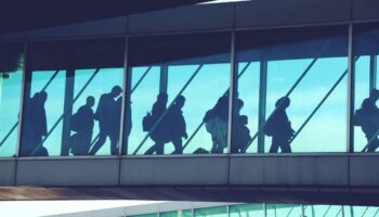 11 посетителей из Конго и Уганды находятся под 21-дневным наблюдением из-за опасений по поводу Ebola