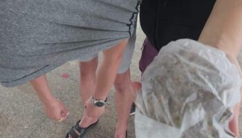 2 мужчины нападают на женщину с кожурой durian во время тренировки в Чаченгсао