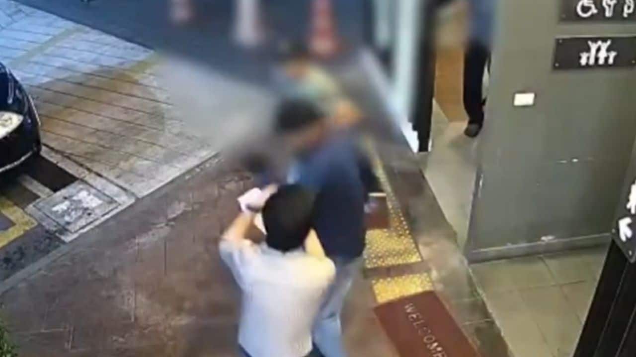 2 тайских мужчины арестованы за ограбление с ножом на автозаправочной станции в Бангкоке