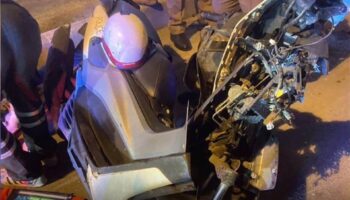 Автомобиль, движущийся с превышением скорости, врезается в полицейского в Бангкоке рядом с контрольным пунктом по DUI, пистолет найден внутри автомобиля