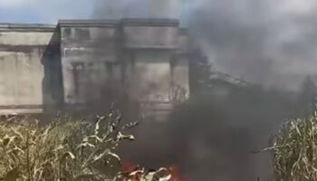 Вертолет разбился рядом с депо BTS в Самутпракане из-за проблем с двигателем.