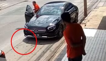 Водитель Mercedes-Benz сбегает после повреждения устройства ограничения на полицейской машине.
