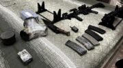 Военные оружия китайского мужчины связаны с тайской полицией и военными офицерами