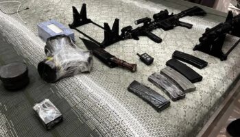 Военные оружия китайского мужчины связаны с тайской полицией и военными офицерами