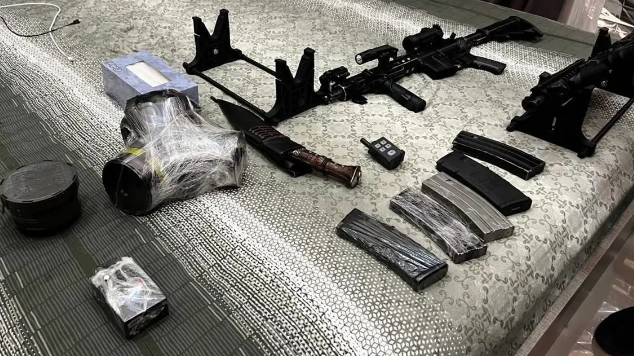 Военные оружия китайского мужчины связаны с тайской полицией и военными офицерами