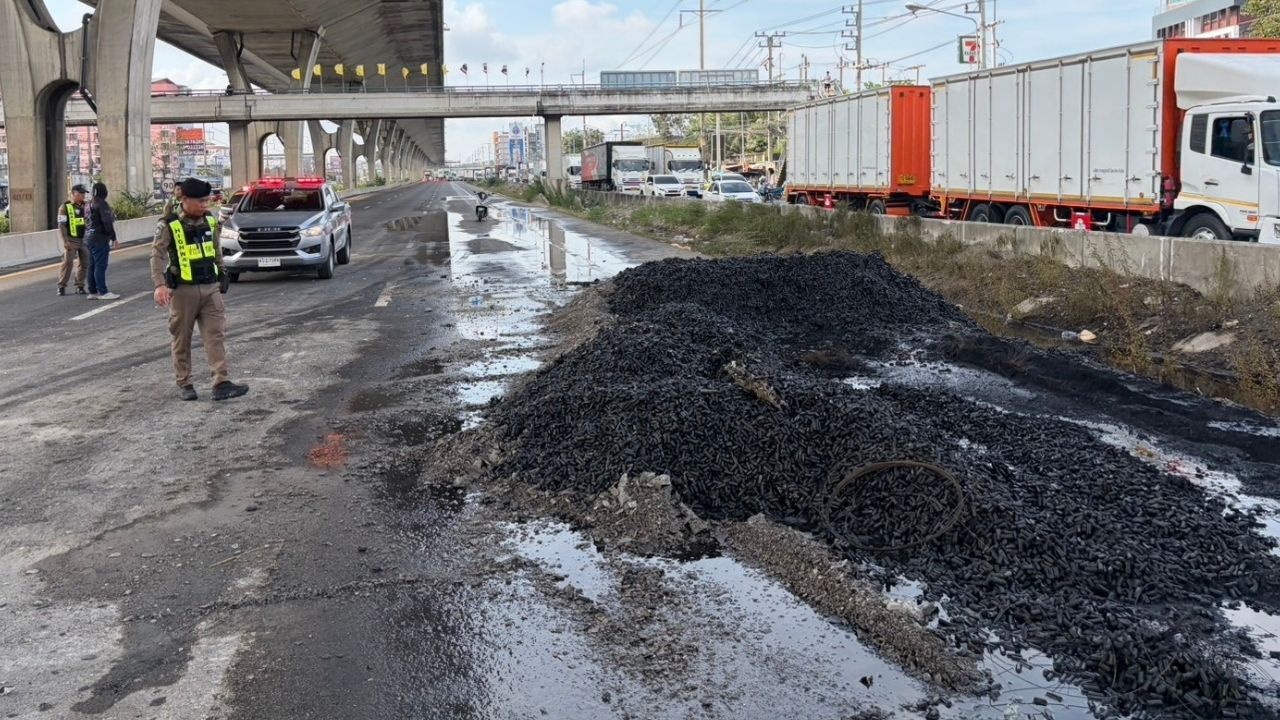 Грузовик с литиевыми аккумуляторами загорелся, повредив автостраду в Чаченгсао
